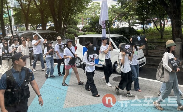 15일 동물해방물결을 비롯한 동물권 단체 활동가 등이 초복을 맞아 서울 종로구 보신각에서 광화문까지 닭 도살 반대를 외치며 행진하고 있다. (사진=뉴스포스트 이별님 기자)