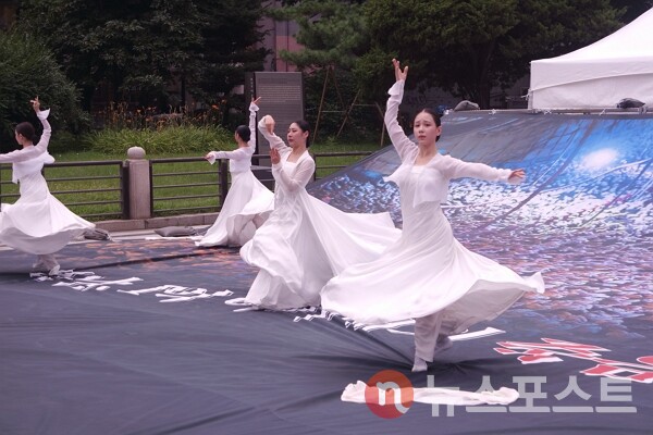 15일 서울 종로구 보신각 앞에서 동물해방물결과 동물을 위한 마지막 희망(LCA) 등 동물권 단체가 초복을 맞아 진행한 '2024 복날추모행동'에서 복날을 위해 희생된 닭들을 위한 진혼무가 이어지고 있다. (사진=뉴스포스트 이별님 기자)