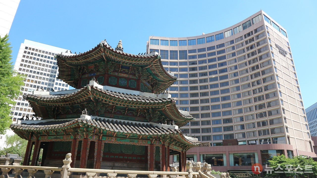 원구단의 황궁우와 조선호텔. (사진=뉴스포스트 강대호 기자)