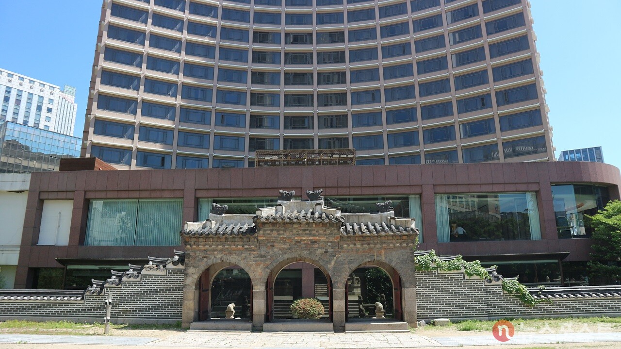 원구단 석조 대문과 조선호텔. (사진=뉴스포스트 강대호 기자)