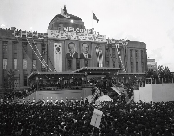 1966년 존슨 미국 대통령 방한 환영대회가 열린 서울시청. (사진=서울역사아카이브)