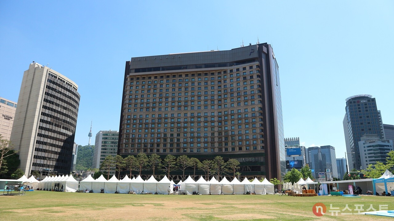 서울시청 앞 광장에서 바라본 플라자호텔. (사진=뉴스포스트 강대호 기자)