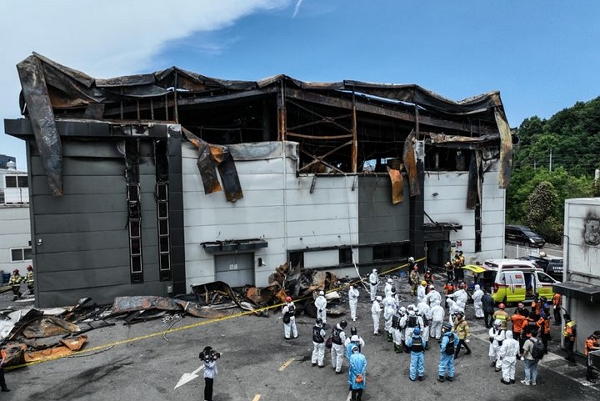 지난달 25일 오전 경기 화성시 일차전지 제조 공장 아리셀 건물 화재 현장에서 국과수 합동 감식이 진행되고 있다. (사진=뉴시스)