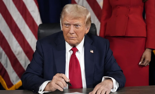 18(현지 시간) 미국 공화당 대선 후보 도널드 트럼프 전 대통령이 미 위스콘신주 밀워키의 피서브 포럼에서 열린 공화당 전당대회(RNC) 마지막 날 부인 멜라니아 여사가 지켜보는 가운데 대선 후보 지명을 공식 수락하는 문서에 서명하고 있다. (사진=AP/뉴시스)