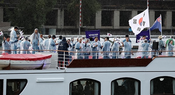 2024 파리 올림픽 개회식이 열린 26일(현지시각) 프랑스 파리 센강에서 대한민국 선수단 기수 우상혁과 김서영 등을 태운 보트가 트로카데로 광장을 향해 수상 행진을 하고 있다. (사진=뉴시스)