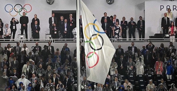 2024 파리올림픽 개막식이 열린 26일(현지시간) 프랑스 파리 트로카데로 광장 개회식장에 올림픽기가 거꾸로 걸려 있다. (사진=뉴시스)