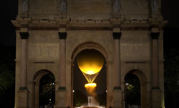 27일(한국시각) 열기구 모양의 '2024 파리올림픽'의 성화대가 개선문 사이로 떠오르고 있다. (사진=뉴시스)