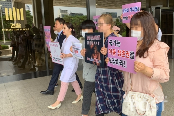 지난 2020년 7월 7일 서울 서초구 서울중앙지방검찰청 앞에서 중학교 1학년 남학생 C모 군이 시민단체 '양육비해결모임' 관계자들과 함께 자신의 친부에 대한 고소장을 제출했다. (사진=뉴스포스트 이별님 기자)