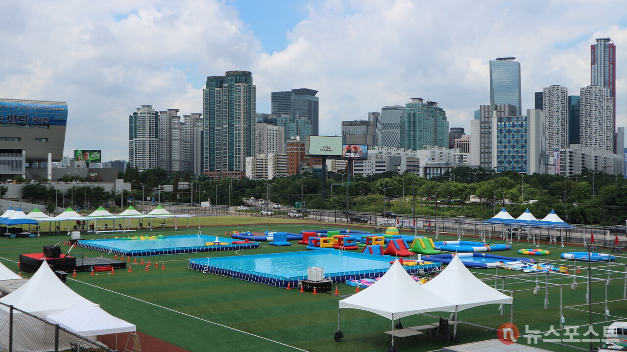 (2024. 07. 31) 노량진수산시장 옆 축구장에 물놀이장이 설치되고 있다. 이곳에서 '물총 대첩'도 함께 벌어질 예정이다. (사진=뉴스포스트 강대호 기자)