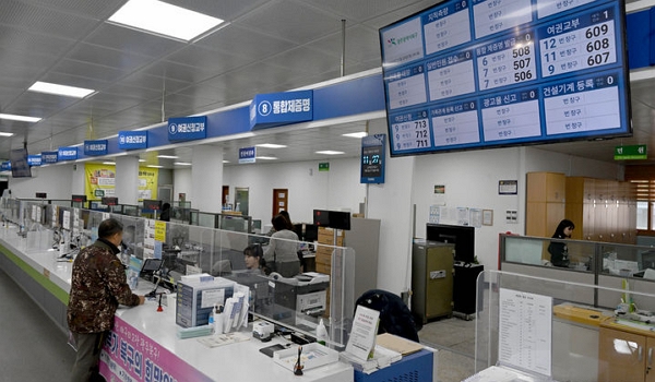 지난해 11월 20일 국가 지방자치단체 행정전산망 '새올' 장애가 나흘 만에 복구되면서 광주 북구청 종합민원실에서 민원인들이 민원발급서비스를 이용하고 있다. (사진=뉴시스)