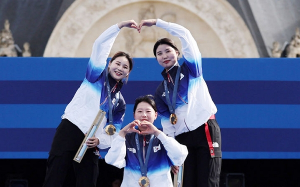 지난달 28일(현지 시간) 임시현, 전훈영, 남수현 선수가 프랑스 파리 레쟁발리드에서 열린 파리 올림픽 양궁 여자 단체전 시상식에서 금메달을 목에 걸고 세리머니를 하고 있다. (사진=뉴시스)