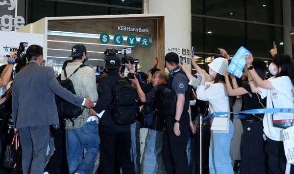 지난달 16일 배우 변우석이 홍콩에서 열린 아시아 팬 미팅 투어를 마치고 인천 중구 인천국제공항을 통해 입국하고 있다. (사진=뉴시스)
