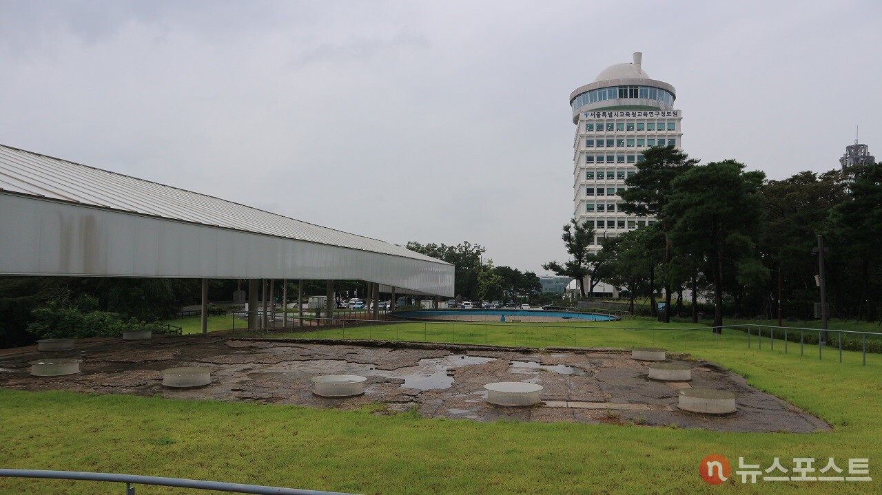 조선신궁 터. 왼쪽의 지붕이 있는 곳은 한양도성이 허물어진 자리다. (사진=뉴스포스트 강대호 기자)