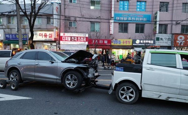 지난 2월 서울 은평구에서 급발진으로 의심되는 사고가 발생해  14명 사상자가 병원으로 이송됐다. (사진=뉴시스)