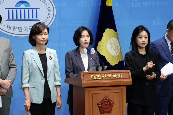 9일 박은정 등 조국혁신당 의원들이 서울 여의도 국회 소통관에서 '딥페이크 차단 6법' 발의 기자회견을 하고 있다. (사진=뉴시스)
