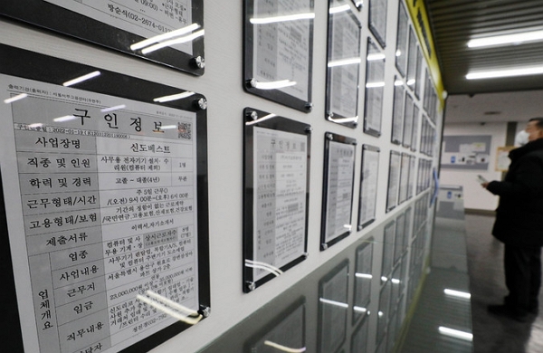 지난 2022년 2월 서울 마포구 서울서부고용복지플러스센터에서 한 시민이 일자리정보 게시판을 살펴보고 있다. (사진=뉴시스)