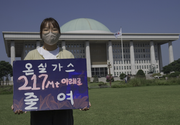 서울 여의도 국회에서 기후위기 문제 해결을 위해 1인 시위 중인 윤현정 청소년기후행동 활동가. (사진=청소년기후행동 제공)