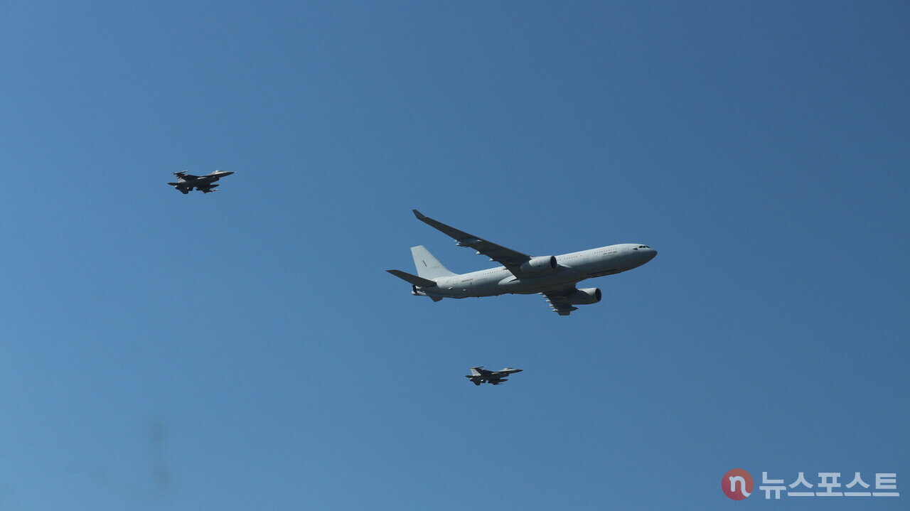 2023년 10월 '아덱스 2023'이 열리는 서울공항 상공에서 한국 공군의 공중급유기인 'KC-330' 수송기가 전투기 호위를 받으며 비행하고 있다. 이 항공기는 순국선열의 유해를 봉송하거나 위험에 빠진 국민을 귀환시킬 때 이용하기도 한다. (사진=뉴스포스트 강대호 기자)