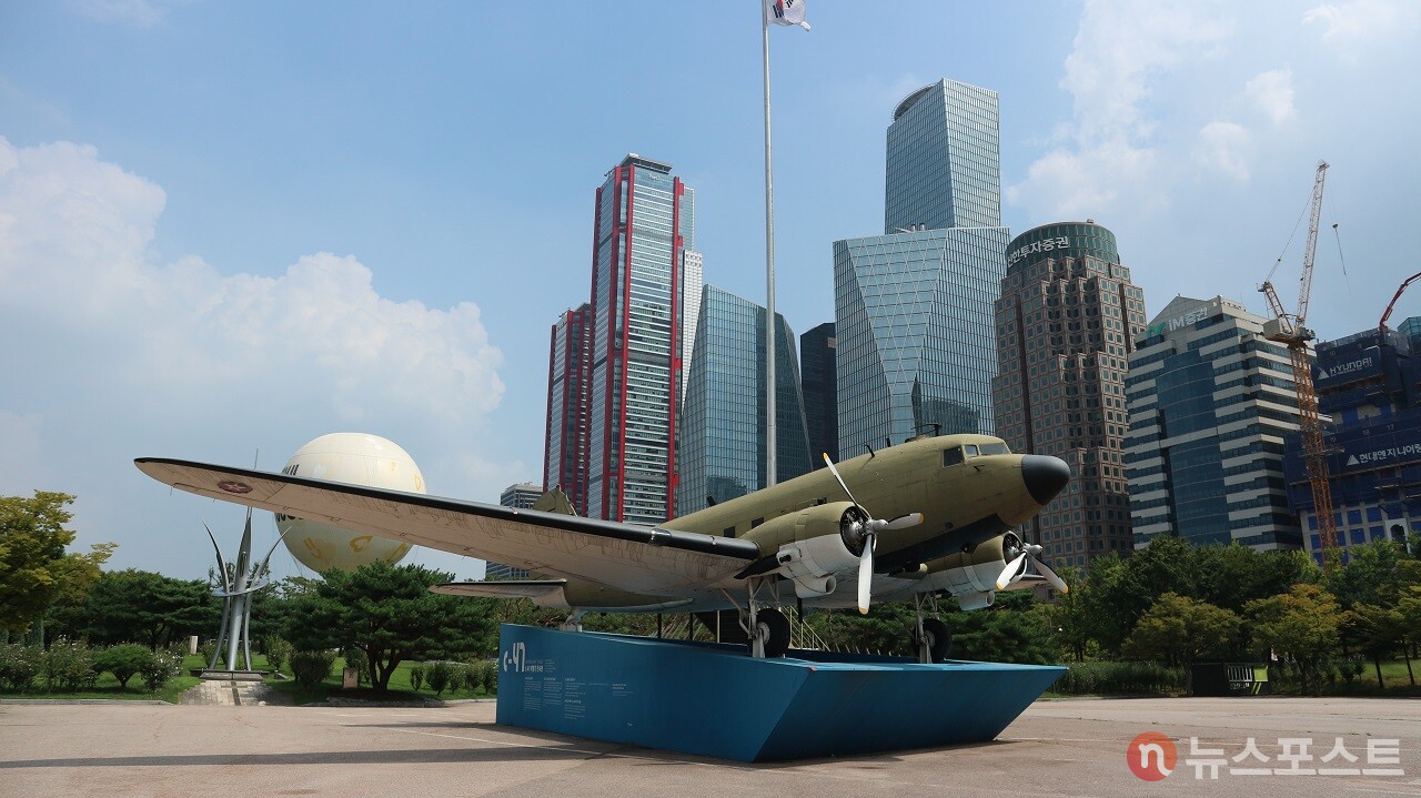 여의도 공원에 전시된 C-47 수송기. 광복 후 임시정부 요인 등이 환국할 때 이용한 항공기다. (사진=뉴스포스트 강대호 기자)