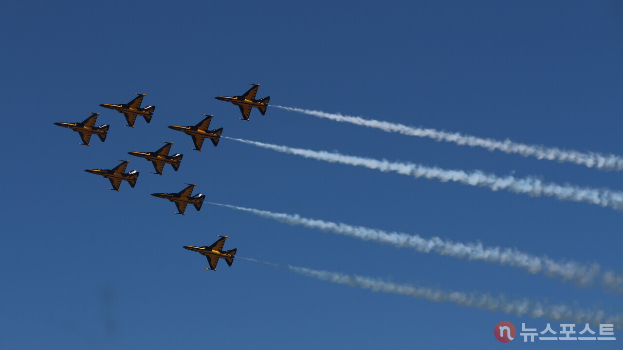 2023년 10월 ADEX 2023이 열린 서울공항 상공에서 대한민국 공군 특수비행팀 '블랙이글스'가 에어쇼를 선보이고 있다. (사진=뉴스포스트 강대호 기자)