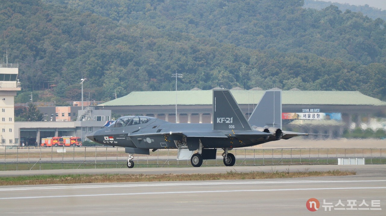2023년 10월 ADEX 2023이 열리는 서울공항에서 비행을 준비하는 KF-21. 한국이 개발한 4.5세대 초음속 전투기다.  활주로 너머로 서울공항 청사가 보인다. (사진=뉴스포스트 강대호 기자)