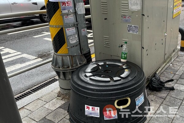 22일 서울 구로구 일대 전봇대와 제설도구 보관함 등 공공 시설물에 불법 광고 스티커가 부착돼 있다. (사진=뉴스포스트 이별님 기자)