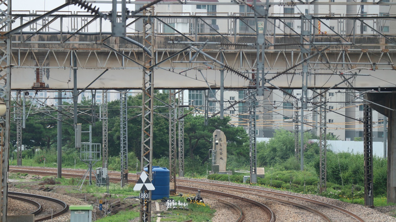 노량진역의 '철도 시발지' 표지석. 철로 인근은 출입 금지 구역이라 멀리서 촬영했다. (사진=뉴스포스트 강대호 기자)