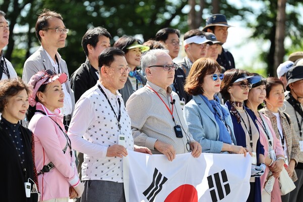 동화약품 윤도준 회장이 진행하는 ‘남산 역사 탐방’ 행사 참여자들이 기념촬영에 임하고 있다.(사진=동화약품)