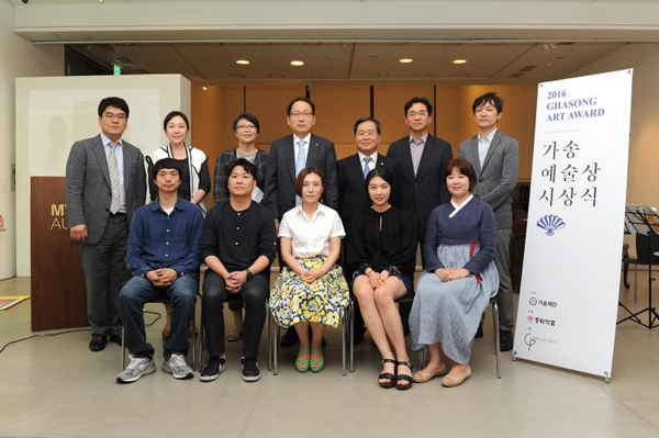 동화약품이 후원하는 ‘가송예술상’ 시상식 참가자들이 기념촬영에 임하고 있다.(사진=동화약품)