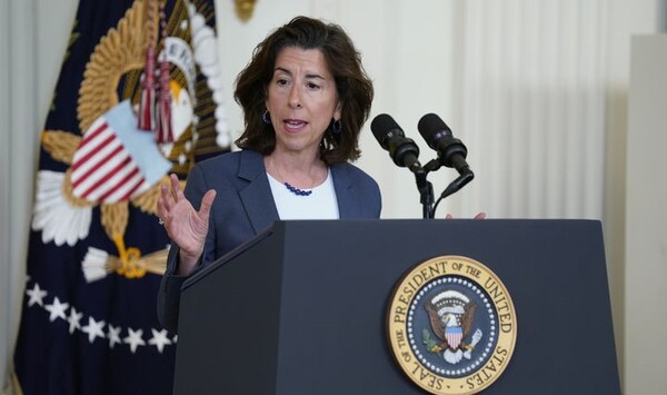 미국 상무부는 반도체법에 따라 최대 인텔에 85억달러(약 11조7342억원), TSMC 66억달러(약9조1113억원), 삼성전자 64억달러(약 8조8352억 원), 마이크론 61억4000만달러(약 8조4762억원)에 달하는 보조금을 지원하기로 했다. 사진은 지난해 6월 백악관에서 발언하는 지나 러몬도 미 상무부 장관. (사진=뉴시스)