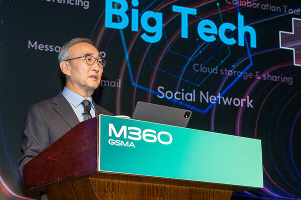 김영섭 KT 대표이사가 세계이동통신사업자연합회(GSMA)가 개최한'M360 APAC'에서 기조연설을 하고 있다. (사진=KT)