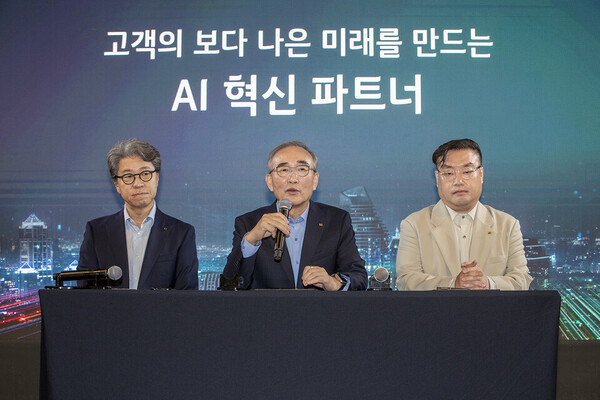 김영섭(가운데) KT 대표, 오승필(왼쪽) KT 기술혁신부문장 부사장, 정우진(오른쪽) KT 컨설팅그룹장 전무가 10일 노보텔 앰배서더 서울 동대문에서 열린 ‘AICT 사업전략 발표 기자간담회’에서 질의에 답변하고 있다. (사진=KT)