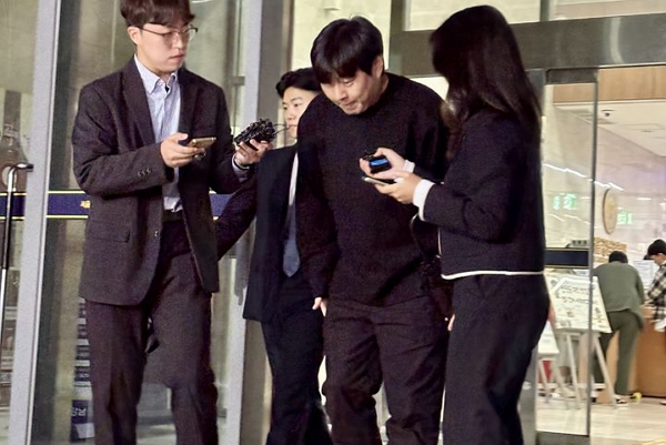 지난 22일 개그맨 이진호가 서울 강남경찰서에 조사를 마치고 귀가하고 있다. (사진=뉴시스)