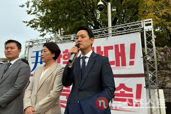 4일 서울 여의도 국회의사당 앞에서 열린 강민서 양육비해결모임 대표의 삭발식에서 김한규, 전진숙 더불어민주당 의원이 참석했다. (사진=뉴스포스트 이별님 기자)