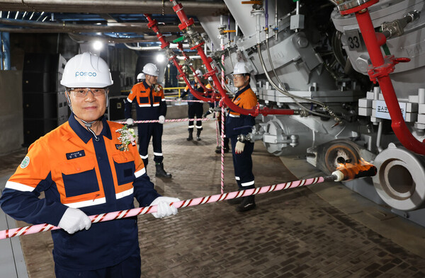 장인화 포스코그룹 대표이사 회장이 지난 6월 27일 포항제철소 4고로 풍구에 화입을 하고 있다. (사진=포스코)