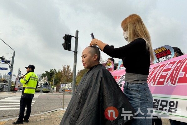 4일 서울 여의도 국회의사당 앞에서 강민서 양육비해결모임 대표가 삭발식을 진행하고 있다. (사진=뉴스포스트 이별님 기자)