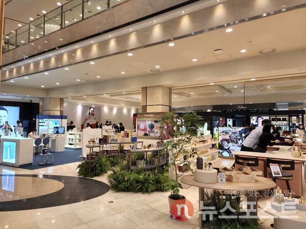 롯데백화점 본점 1층 뷰티관 전경 (사진=뉴스포스트 홍여정 기자)