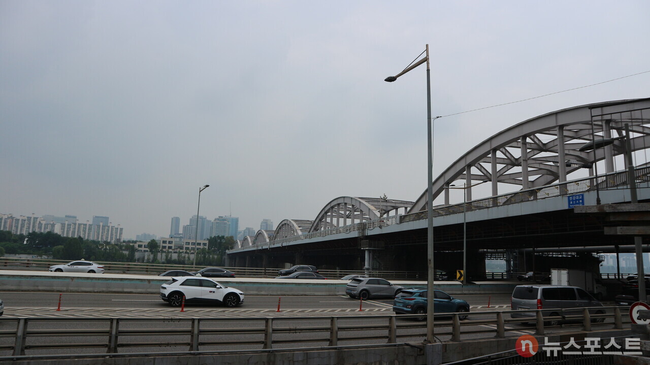 한강대교. 1917년에 '인도교'가 놓였고 1925년의 홍수로 무너진 후 1937년에 보수하며 넓어졌다. 하지만 한국전쟁 때 폭파되었다가 1958년에 복구되었다. 1982년에는 한강대교 바로 옆에 새로운 다리가 개통돼 쌍둥이 다리가 되었다. (사진=뉴스포스트 강대호 기자)