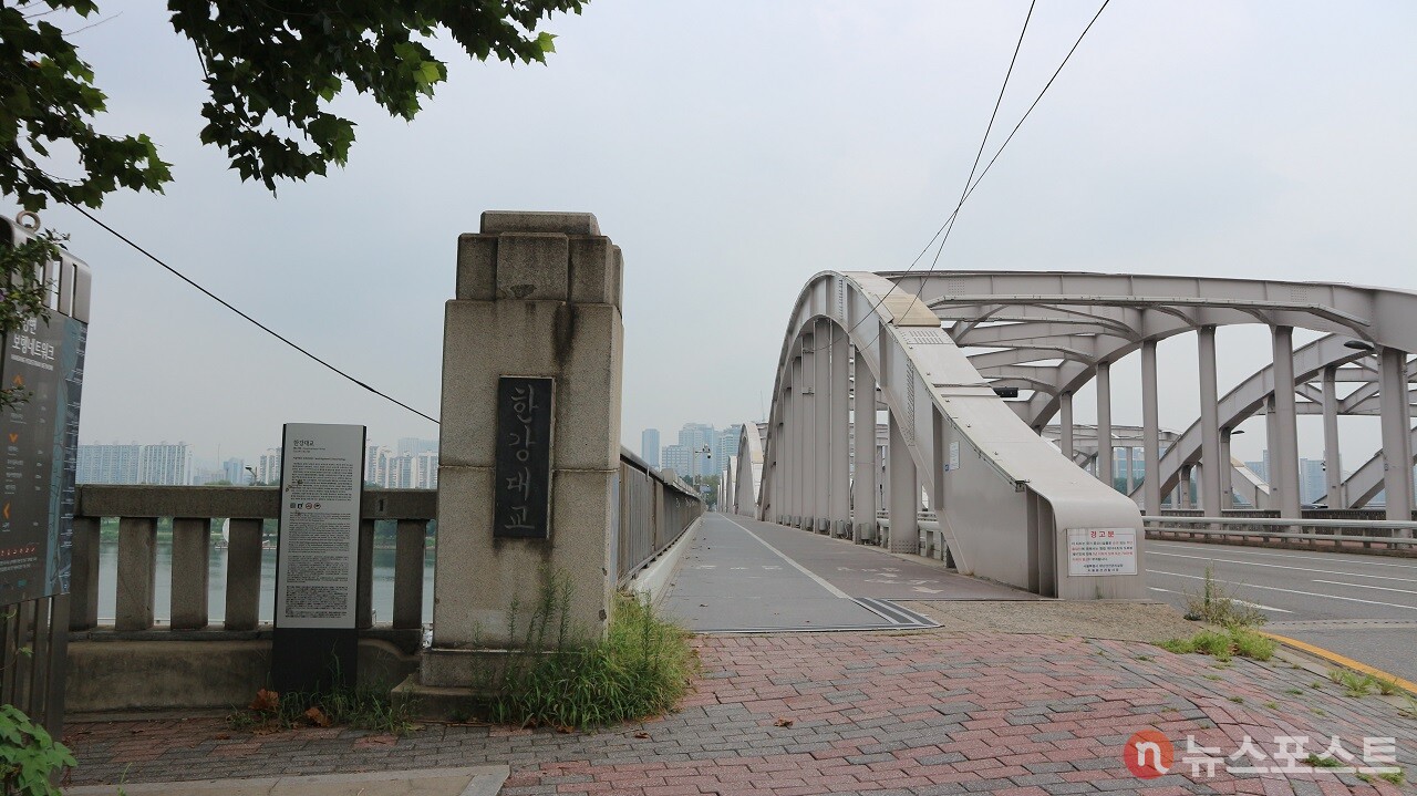 한강대교. 1917년에 '인도교'가 놓였고 1925년의 홍수로 무너진 후 1937년에 보수하며 넓어졌다. 하지만 한국전쟁 때 폭파되었다가 1958년에 복구되었다. 1982년에는 한강대교 바로 옆에 새로운 다리가 개통돼 쌍둥이 다리가 되었다. (사진=뉴스포스트 강대호 기자)