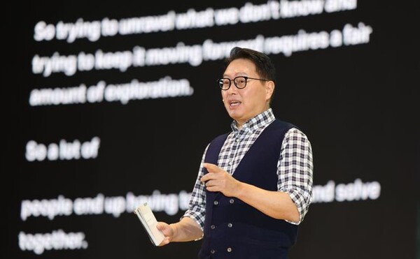 최태원 SK그룹 회장이 4일 오전 서울 강남구 코엑스에서 열린 SK AI 서밋 2024에서 기조연설을 하고 있다. (사진=뉴시스)