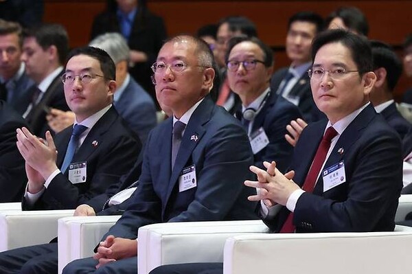 이재용 삼성전자 회장과 정의선 현대자동차그룹 회장, 구광모 회장(사진 오른쪽부터)이 지난 9월 20일(현지시각) 체코 프라하 한 호텔에서 열린 한-체코 비즈니스포럼에 참석해 있다. (사진=뉴시스)