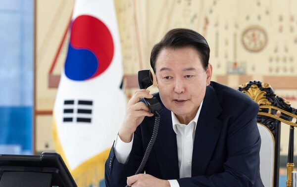 윤석열 대통령이 지난 7일 도널드 트럼프 미국 대통령 당선인과 전화 통화를 하고 있다. (사진=대통령실 뉴스룸)