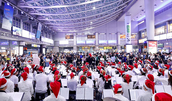 메리단원들이 서울역 대합실에서 연주를 하고 있는 모습. (사진=서울문화재단)