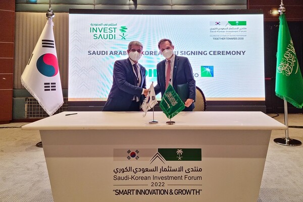 후세인 알 카타니 CEO(왼쪽)와 사우디 아람코 올리비에 토렐 부사장이 2022년 1월 18일 사우디아라비아 리야드에서 열린 한-사우디 스마트 혁신성장 포럼에서 수소 공급망 구축 협력 MOU를 체결했다. (사진=에쓰오일)