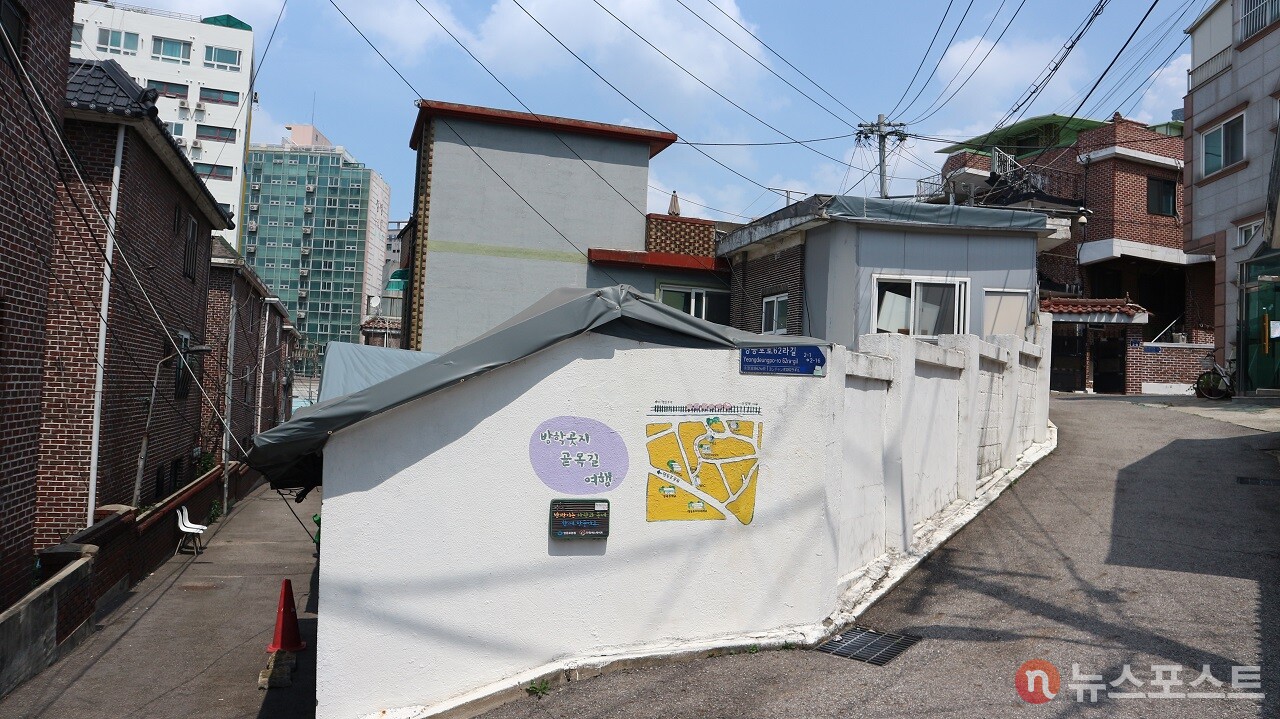 신길동 방학곳지 부군당 입구. 담장에 약도가 그려져 있다. (사진=뉴스포스트 강대호 기자)