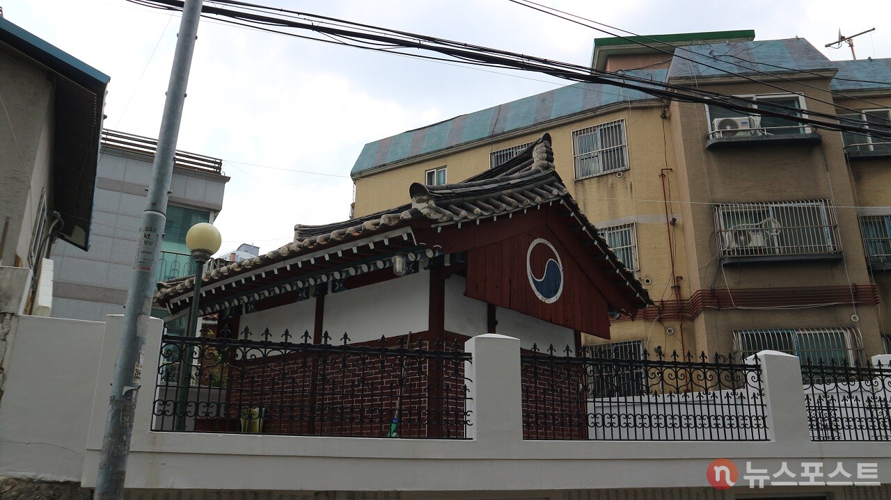 당산동 부군당과 은행나무 빌라. (사진=뉴스포스트 강대호 기자)