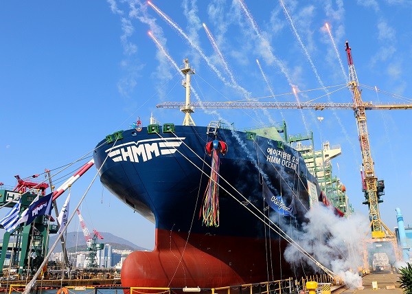 ​HJ중공업이 건조한 7700TEU급 '이중 연료 컨테이너선' 명명식. (사진=HJ중공업)