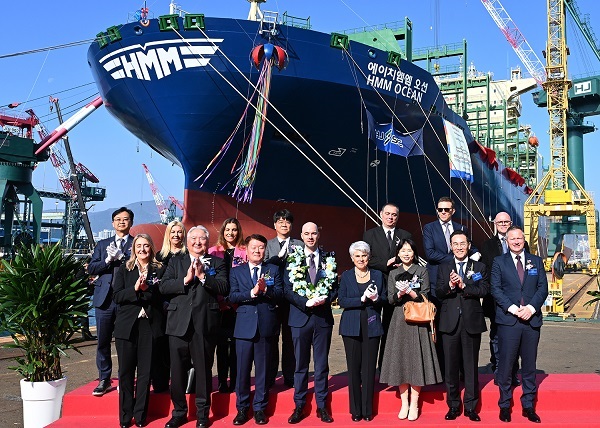 앞줄 오른쪽 두번째 유상철 HJ중공업 대표이사와 앞줄 오른쪽 세번째 문언경 한국무역보험공사 팀장, 네번째 나비오스 마리타임 안젤리키 프란고우 회장, 여섯번째  김경배 HMM 사장이  7700TEU급 '이중 연료 컨테이너선' 명명식에 참석해 기념촬영을 하고 있다. (사진=HJ중공업)