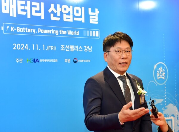 김동명 LG에너지솔루션 사장이 1일 제4회 배터리산업의 날 행사에서 질의응답을 진행하고 있다. (사진=LG에너지솔루션)