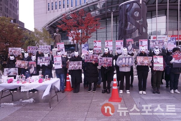 28일 서울 중구 서울중앙우체국 정문 앞에서 동물권 단체 케어 등이 '중국의 고양이 고문살해단 강력 처벌 및 동물보호법 제정 촉구 집회'를 열었다. (사진=뉴스포스트 이별님 기자)